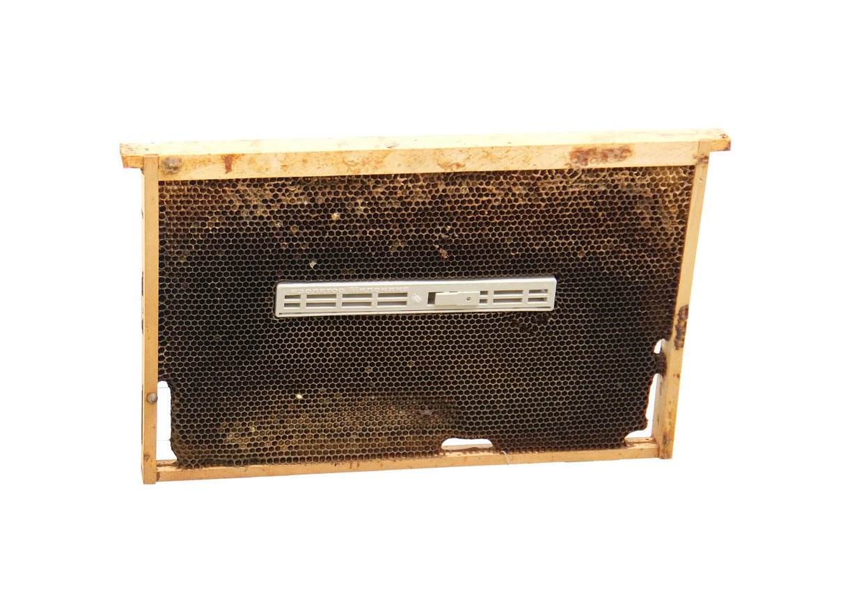 Queen isolation chamber, brood stop, milenin isolation, queen cage, isolator